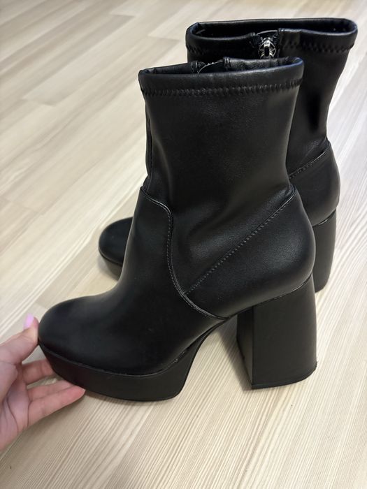 Ботильйони на високих підборах Bershka 38 розмір