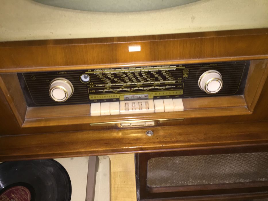 Móvel com Televisão ,radio e gira-discos muito antigo ,exemplar raro ou único