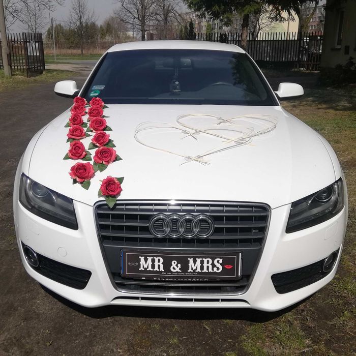 Czerwona dekoracja na samochód do ślubu, dekoracja na auto ślubne