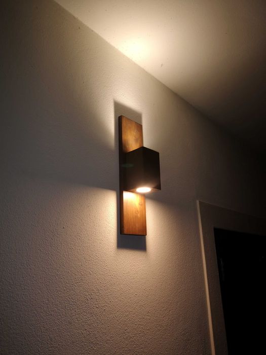 Candeeiro para interior e ou exterior em madeira de fabrico artesanal