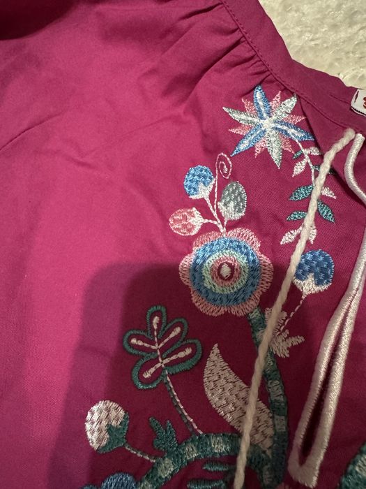 Продаю  дуже ніжну  вишиванку фуксія дуже красива