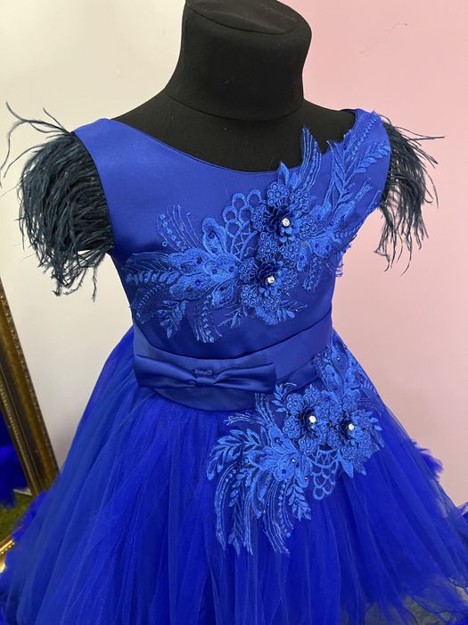 Розпродаж випускних суконь для дівчаток в садочок