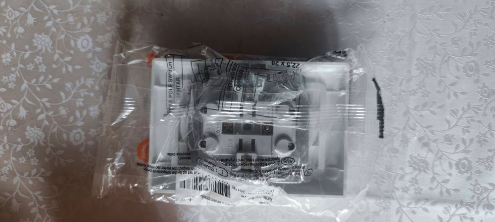 Двойная новая розетка на две вилки