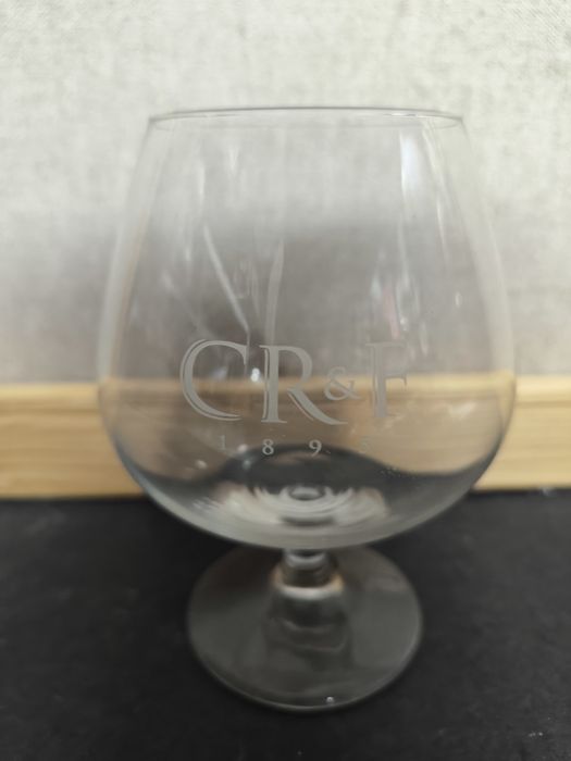 Copo CRF em Vidro 
Copo aguardente elegante com a gravação CRF.

- Des