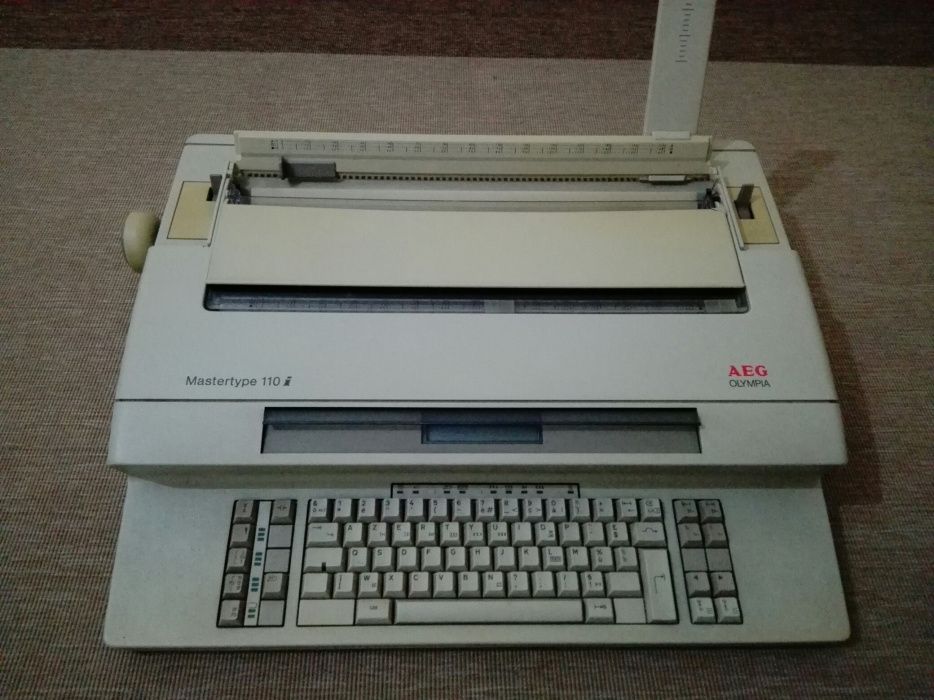 Máquina de escrever eléctrica AEG