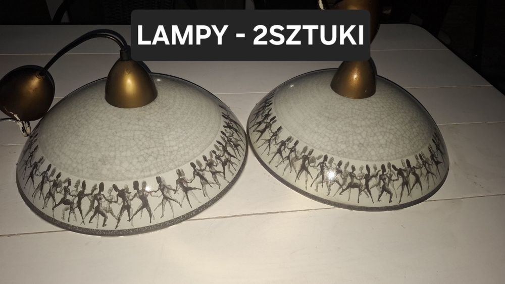 Lampa wisząca z ozdobnym szklanym kloszem – motyw postaci