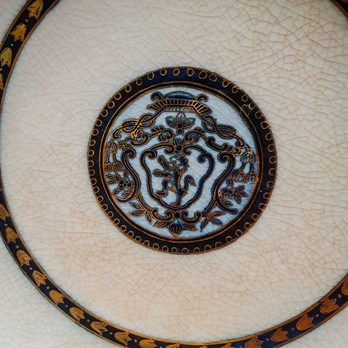 Prato Faiança Antigo – Decoração Heráldica Dourada e Azul-Cobalto