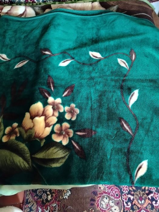 Теплий плед смарагдового кольору.