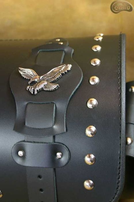 Kufer K280 z zamkiem, kieszonkami oraz nakładkami