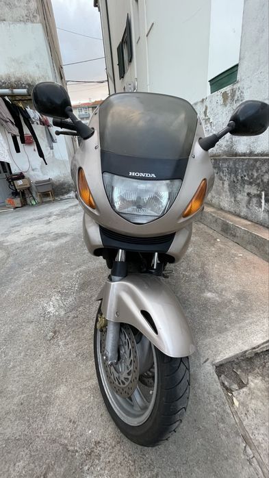 Vendo mota honda Deauville 650cc ano 2000 35 km