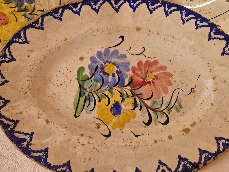 Conjunto de 2 Pratos Antigos +travessa  em Faiança Portuguesa