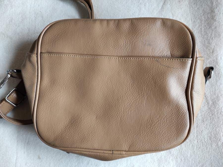 Cream-colored suitcase with broken handle – Very spacious64729508647555121