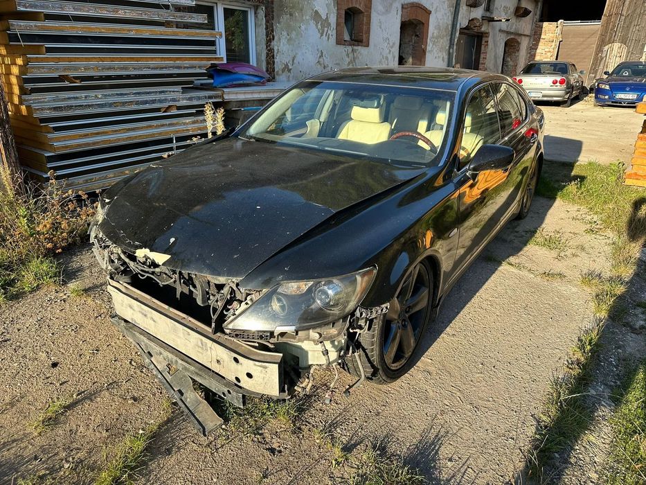 Lexus LS Powypadkowy z przeznaczeniem na części