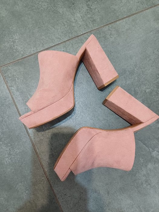 Zamszowe buty damskie na koturnie H&M r. 38