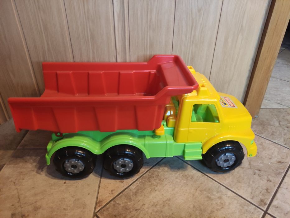 Samochód wywrotka gigant