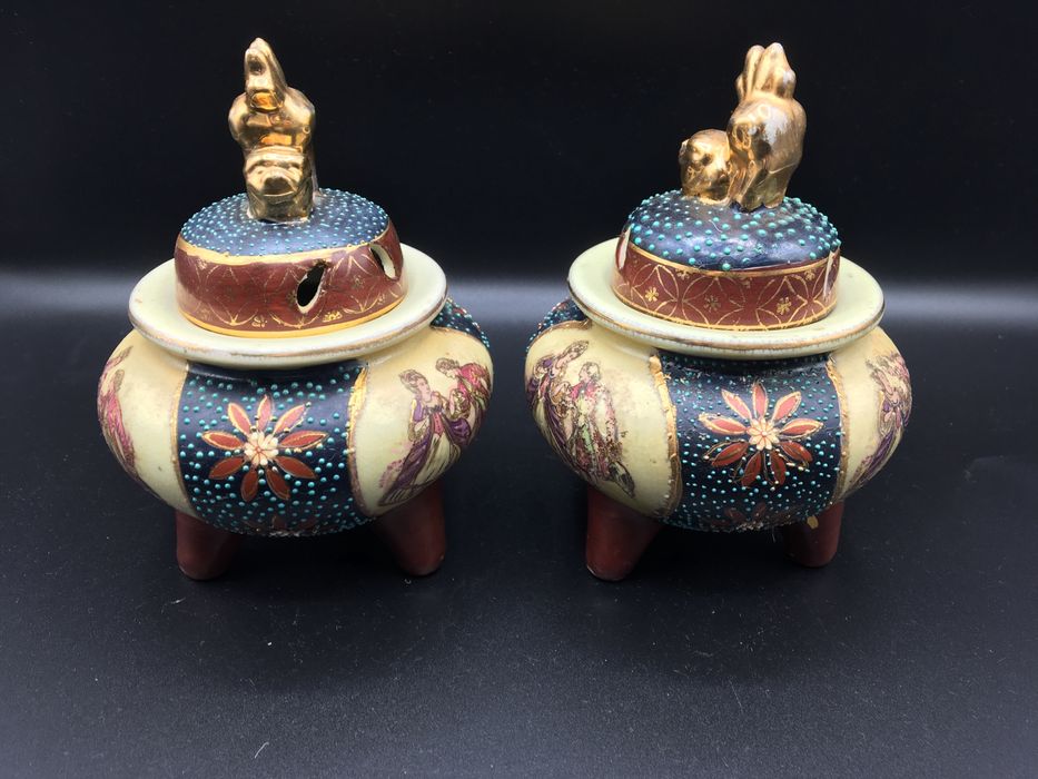 Par defumadores porcelana policromada orientais  antigos
