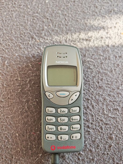 Nokia 3210 bez simlocka. W pełni sprawna. Słaba bateria. Z ładowarka.