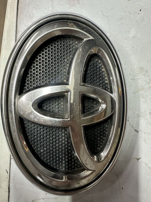 Toyota hilux значок решотки радіатора