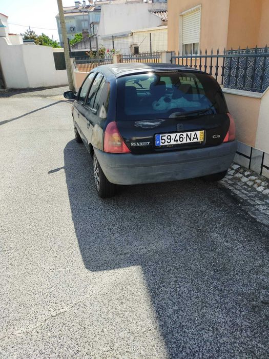 Carro em Bom Estado – Pronto a Circular