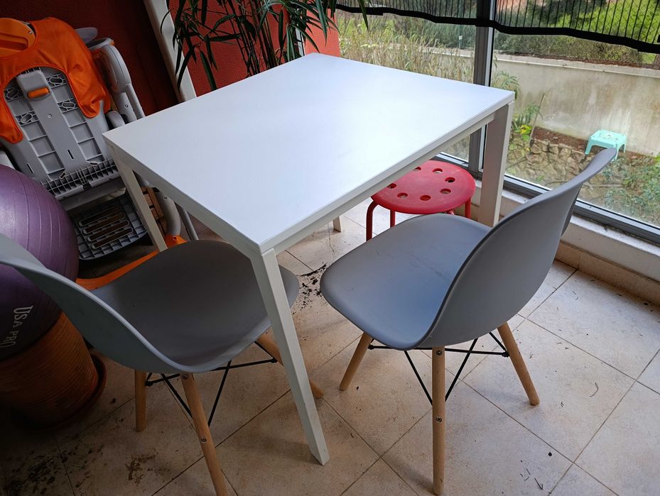 Vendo mesa ikea e duas cadeiras