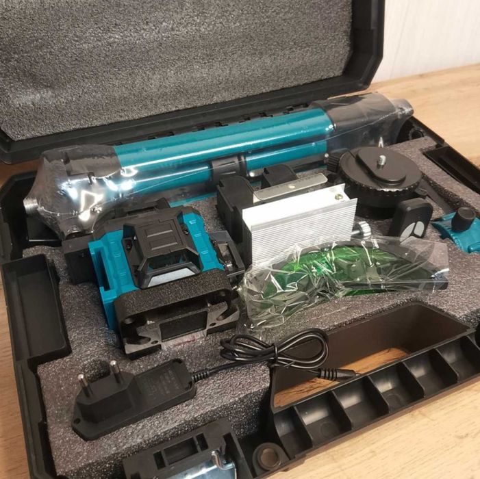 Лазерний 4D рівень на акумуляторі з триногою і кріпленнями у кейсі