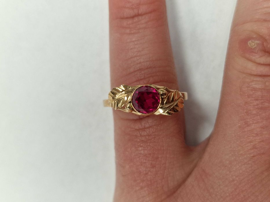 Złoty pierścionek/ 585/ 1.75 gram/ R19.5/ Korund/ Polska 1986-96