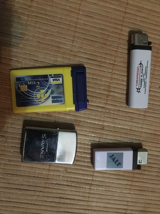 Caixas de fósforos e isqueiros