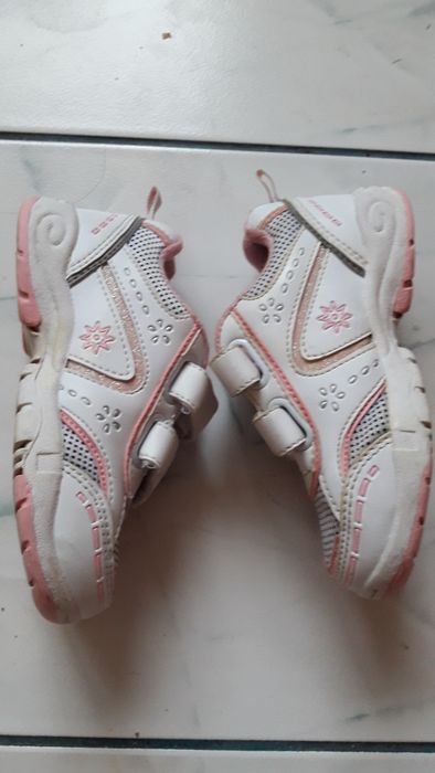 Sprzedam buty sportowe dla dziewczynki