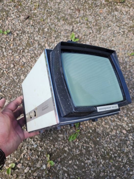 Analogowy przenośny rosyjski telewizor Electronica VL-100, Электроника