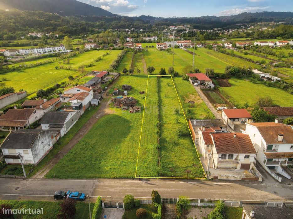 Terreno rústico em zona urbanizável, com 1.780 m² perto do centro da L