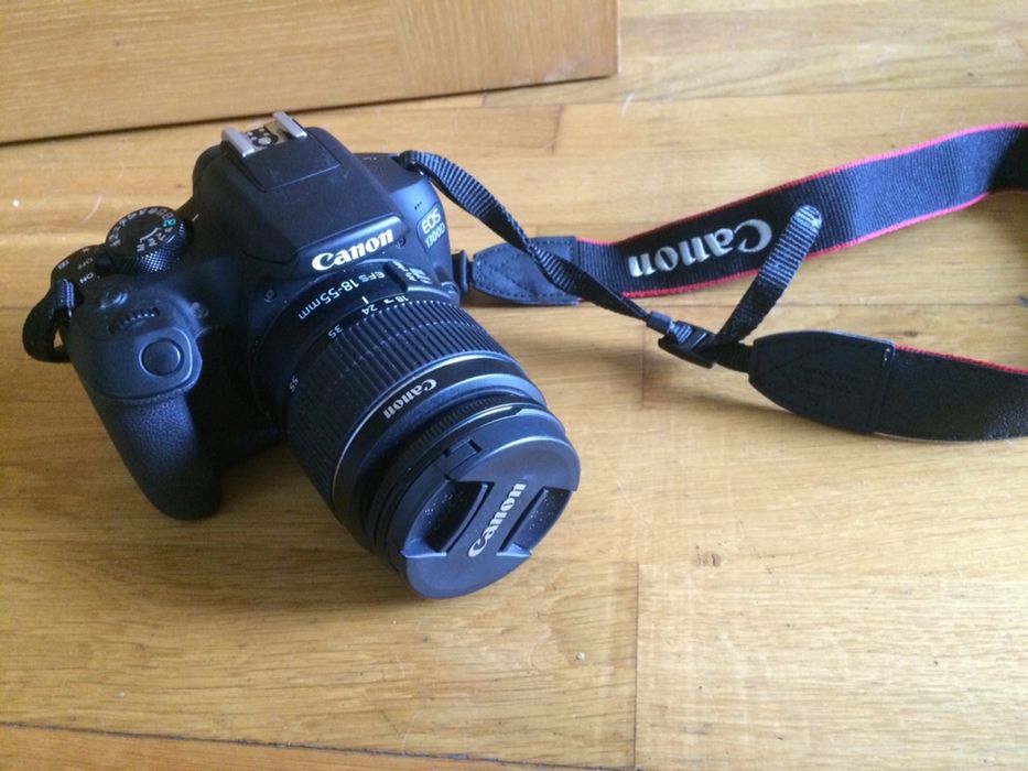 Canon 1300D com lente 18-55 mm, carregador e bolsa