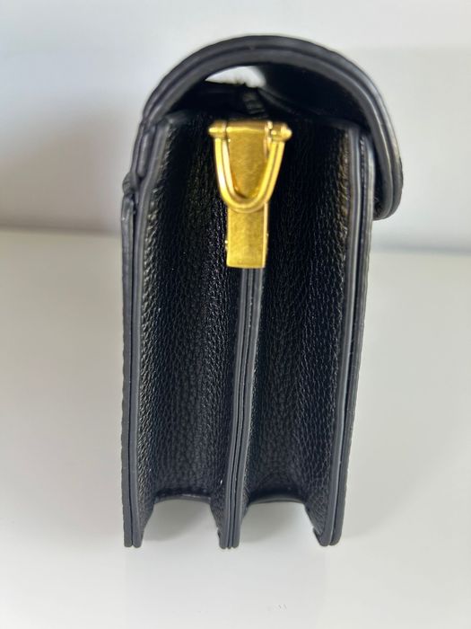 Mala com estampa e logo dourado em metal