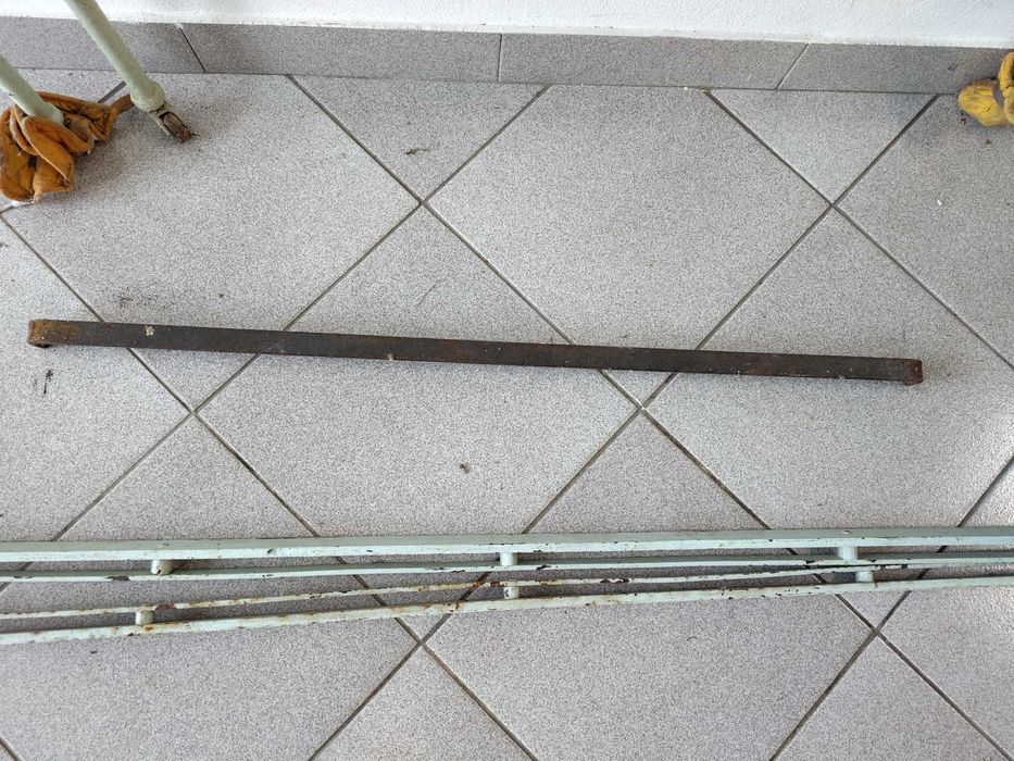 Cama de ferro antiga para restauro