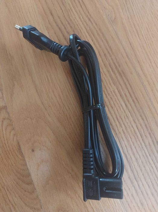Kabel zasilający C7 ÓSEMKA 2-pin KĄTOWY 1x 90st. w kolorze czarnym o długości 1,6 m. Produkt nowy.