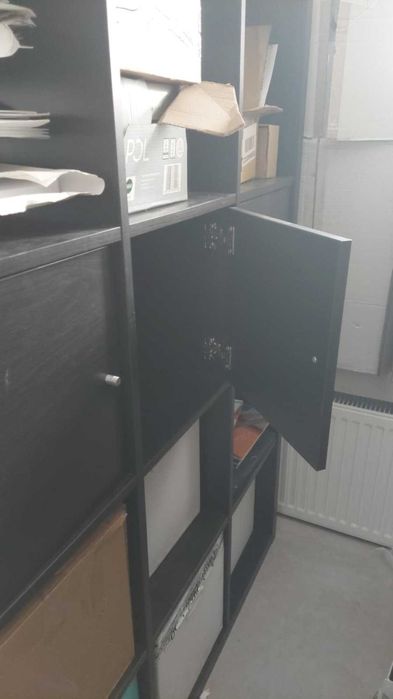 Czarny drewniany regał