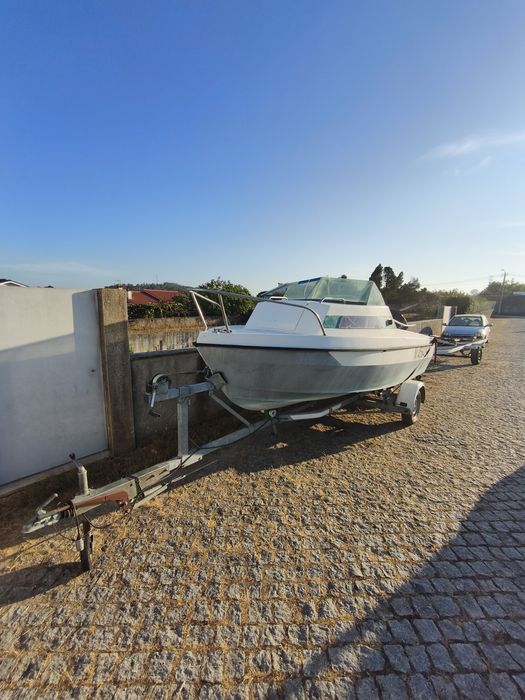 Barco de recreio com motor 75cv e reboque