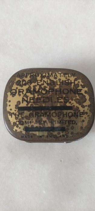 Pequena caixinha metálica com agulhas para gramofone