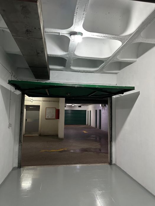 Garagem box com porteiro no piso -1 nas Torres das Palmeiras em Oeiras