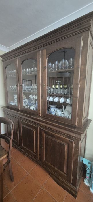 Aparador com vitrine e mesa com 6 cadeiras em madeira