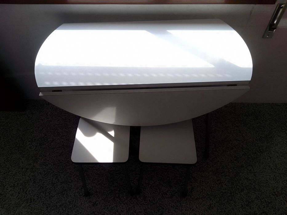 Conjunto mesa + 4 bancos