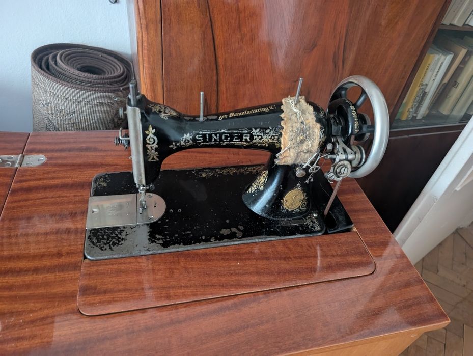 Stara zabudowana maszyna do szycia SINGER, mebel