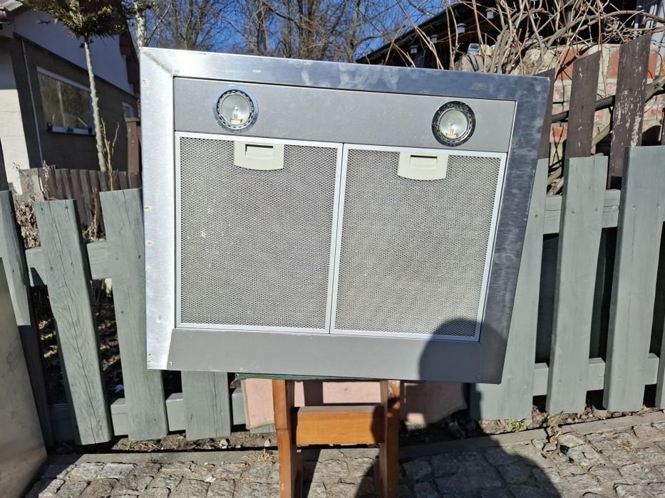 Okap Bosch DKE645E i parapet okienny