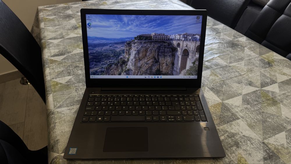 Lenovo  v330-15IKB ( i5 8gen / 20gb DDR4 / 512gb ) bateria nova .