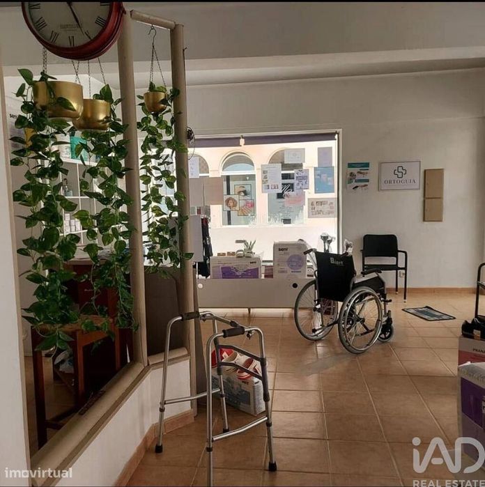 Comércio diverso em Atouguia da Baleia de 128,00 m2