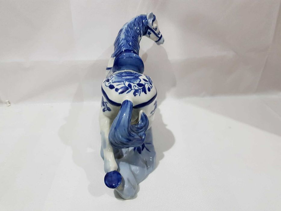 Porcelanowy biało-niebieski Koń w stylu Chinoiserie