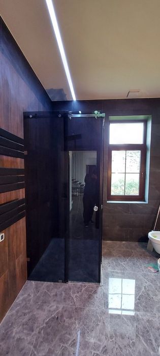 Стеклянная душевая кабина, перегородки перила,двери из калёного стекла