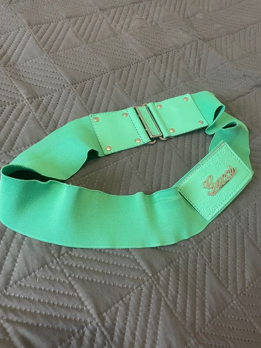 Stylowy zielony pasek z ozdobną klamrą – modny design Gucci