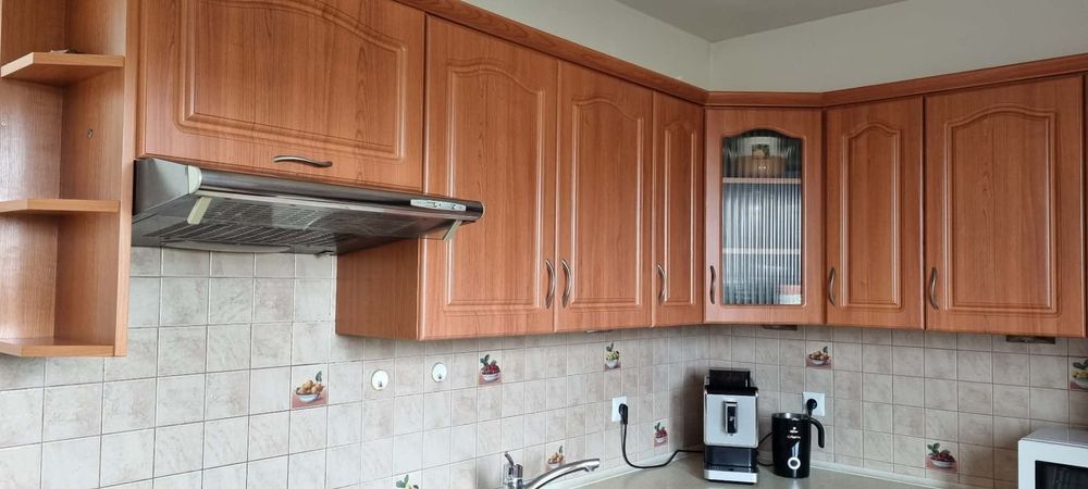 Meble kuchenne wraz ze stołem i krzesłami + AGD