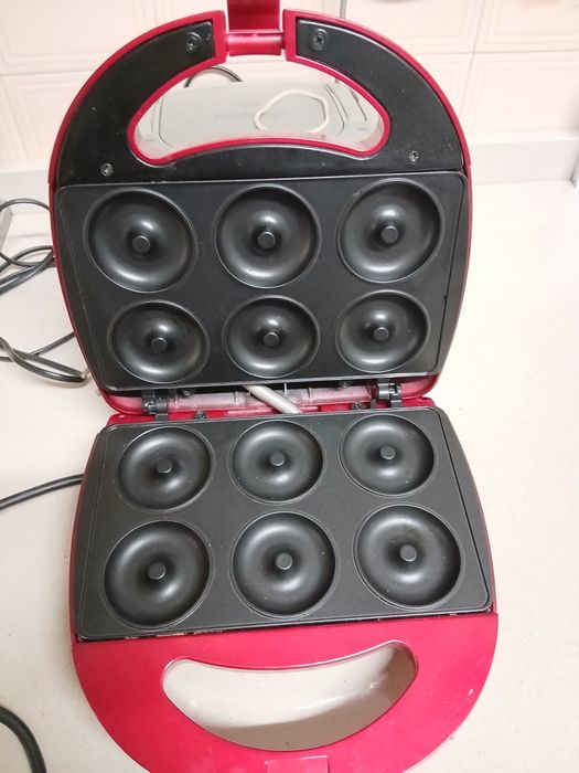 Eletrodoméstico para fazer donuts, torradas, crepes.