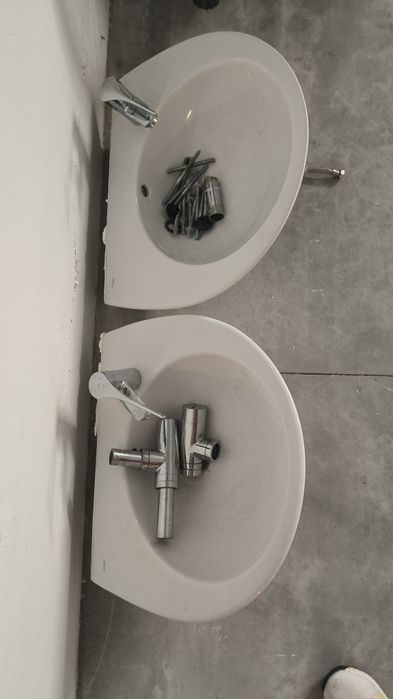 Dois Lavatórios com torneiras